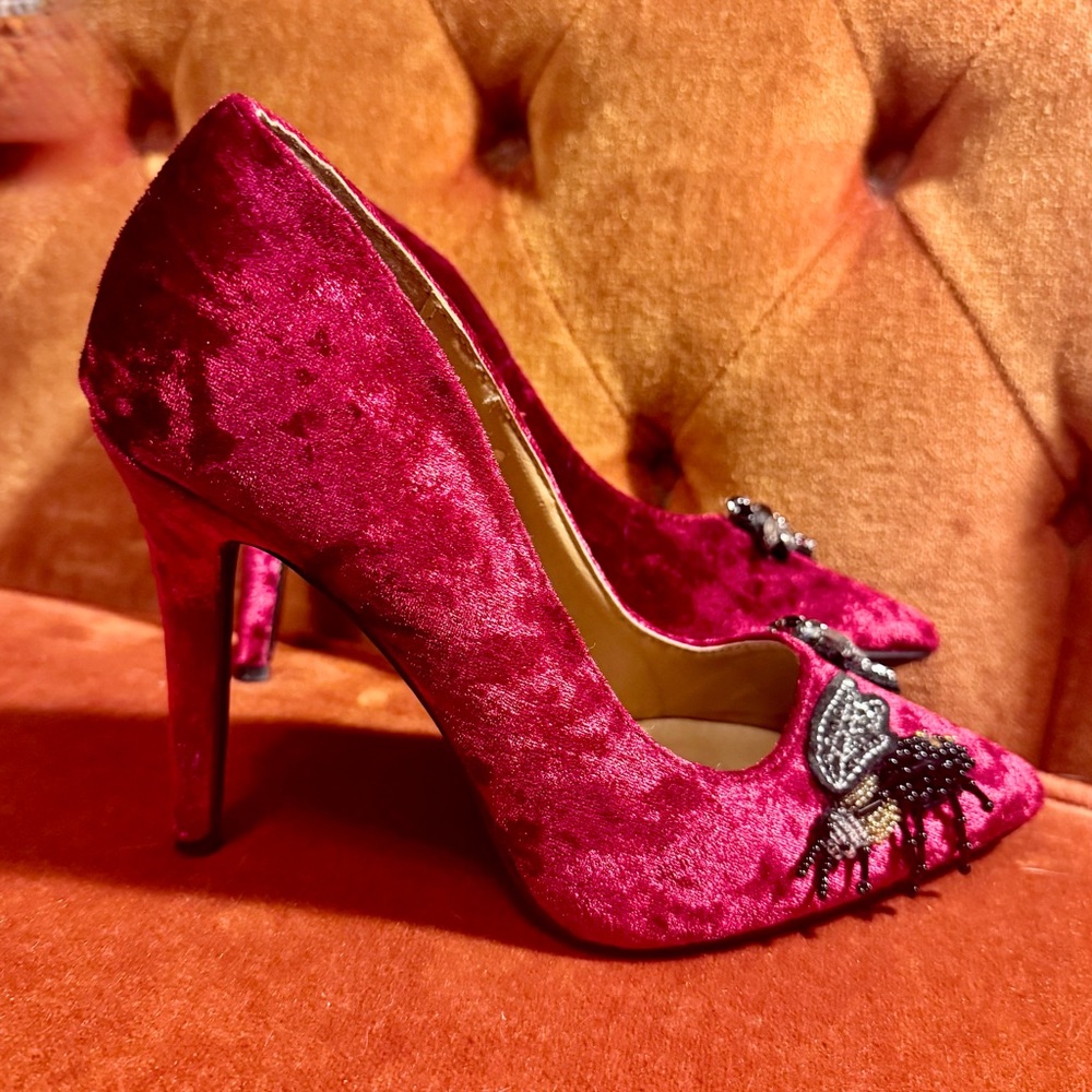 Elegant Red Velvet Heels with beaded insects - dragonfly - Picture 7 of 8